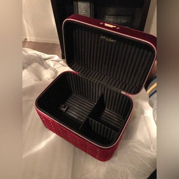 SOLD Victoria’s Secret Velvet Train Case Make Up Cosmetics Bag - Picture 2 of 4